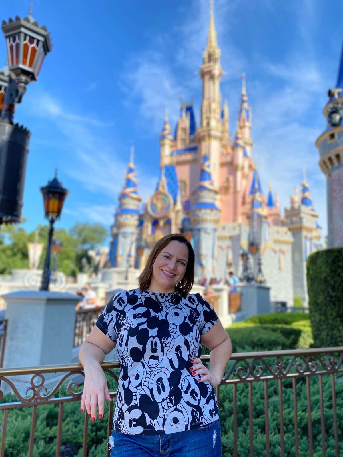 Santuza Macedo em frente ao castelo do Magic Kingdom, em Orlando