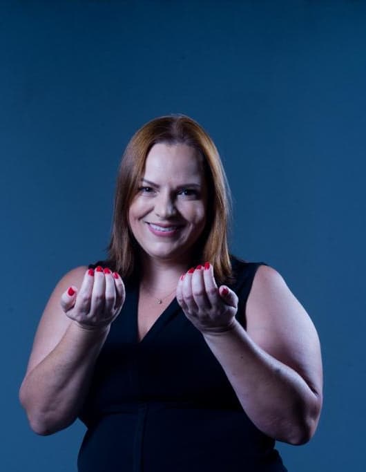 Retrato de Santuza Macedo, especialista em viagens para Disney